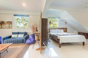 卢纳将军城Kalipay Resort Siargao的一间卧室配有一张床和一张沙发