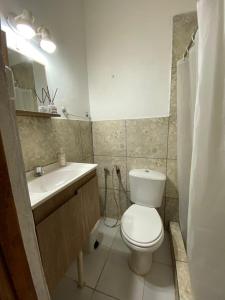 伊瓜苏港Posada El Ceibo的浴室配有白色卫生间和盥洗盆。