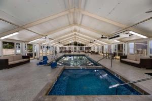 圣安吉洛Suburban Studios的一座带沙发的建筑中的游泳池