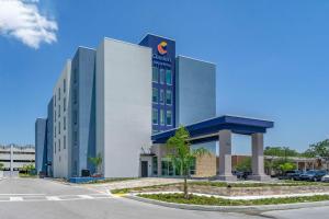 新里奇港Comfort Inn & Suites New Port Richey Downtown District的停车场内的大型办公楼