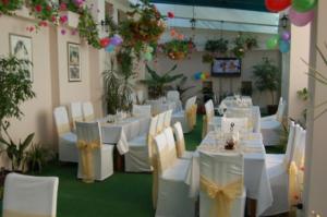 索非亚科尼亚兹波利斯酒店的宴会厅配有白色的桌椅和鲜花
