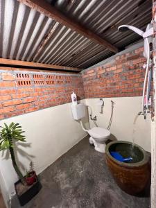 Bagan Teochew吉胆岛 潮汐民宿 Pulau Ketam Tide Homestay的一间带卫生间和砖墙的浴室