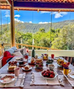 帕尔梅拉斯Casa com Vista para Montanhas - C Diamantina的一张餐桌,上面有食物,享有山景