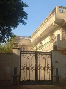 开罗Malak Guest House的带阳台的大楼前门