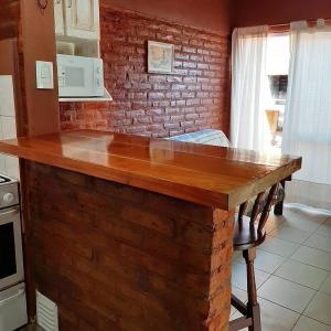 波特雷罗德洛斯弗内斯Cabañas Gemas del Lago的一间厨房,内设木制台面