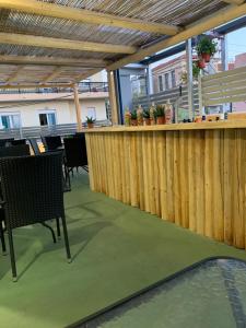 干尼亚Hippie City Hostel的庭院设有带桌椅的酒吧