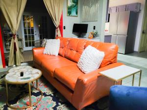 杰克逊A Bliss of Color Townhouse的客厅里一张橙色的皮沙发