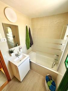 马斯帕洛马斯Bungalow Yaipe的浴室配有白色水槽和浴缸。