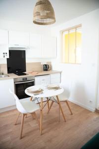 南希MLA Homes - Sunny Foller的厨房配有桌子和两把椅子