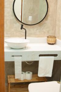 阿拉亚尔达茹达Santorini Beach Hotel的一间带水槽和镜子的浴室