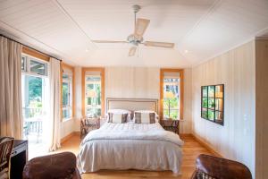 纳尔逊Pihopa Retreat的一间设有床铺的卧室,位于带窗户的房间内
