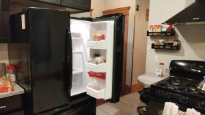 盖尔斯堡Cool and affordable apartment Galesburg的厨房里设有开放式冰箱,门开