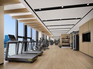 SejongCourtyard by Marriott Sejong的大楼内带跑步机和有氧器材的健身房