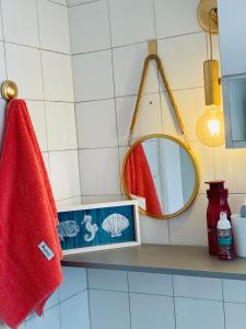 萨尔瓦多Apartamento Auge da Bahia的浴室提供红色毛巾和镜子