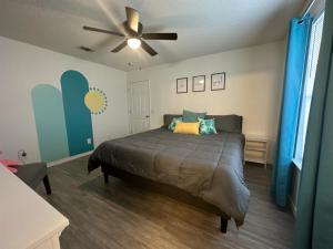 彭萨科拉Coral Sky的一间卧室配有一张床和吊扇