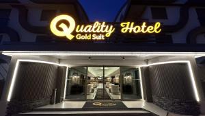 安塔利亚Quality Gold Suite Hotel的一座建筑,上面有标志,上面写着有效的酒店冷藏品