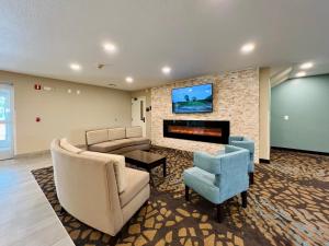 威斯康星戴尔Sleep Inn & Suites Lake Delton-Wisconsin Dells Newly Renovated 2024的带沙发和壁炉的客厅