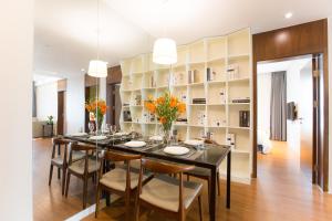 无锡无锡星洲辉盛名致服务公寓的一间带长桌和椅子的用餐室