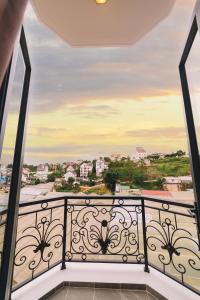大叻Sunset Hill Dalat的海景阳台。