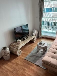 华欣Bohemian Bali style的带沙发和电视的客厅