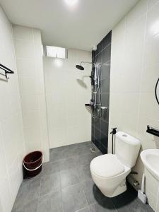 瓜拉丁加奴NELI HOMESTAY @LADANG TANJUNG TERENGGANU的白色的浴室设有卫生间和水槽。