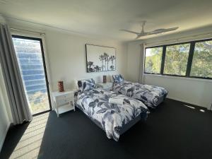 天阁露玛Bayview Breeze的一间卧室设有两张床和两个窗户。