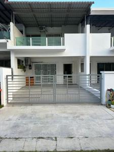 芙蓉2 Storey, Hijayu 3D Alconix, Sendayan, Seremban的前面有栅栏的白色建筑