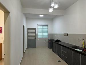 芙蓉2 Storey, Hijayu 3D Alconix, Sendayan, Seremban的厨房配有水槽和台面