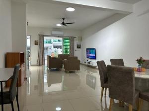 芙蓉2 Storey, Hijayu 3D Alconix, Sendayan, Seremban的用餐室以及带桌椅的起居室。