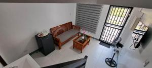 Iriga CityMax n Fe的客房享有高空的景致,设有长凳和2扇窗户。