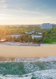 后川Le Palmier Ho Tram Resort的享有海滩和海洋的空中景致