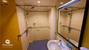 迪沙鲁莲花迪沙鲁海滩度假村及水疗中心的带淋浴、盥洗盆和卫生间的浴室