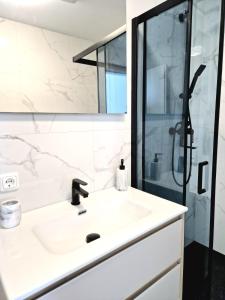 奥米沙利Apartments Tadic的一间带水槽和淋浴的浴室