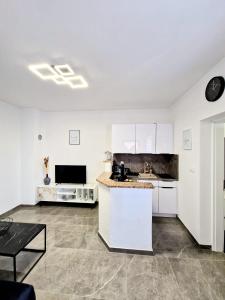 奥米沙利Apartments Tadic的厨房配有白色橱柜和台面