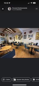 南芭堤雅Lotus Art Guesthouse的一张带桌椅的餐厅的照片