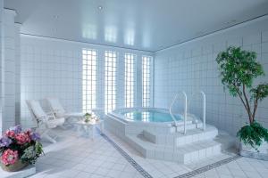 哥廷根格哈德罗曼蒂克酒店的一间带浴缸的浴室,位于带窗户的客房内