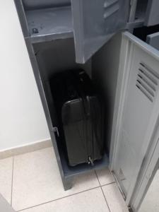 利马HABITACIÓN COMPARTIDA MIXTA EN MIRAFLORES DE FAMILIA CON PRINCIPIOS Y VALOREs的冰箱里放着一个手提箱