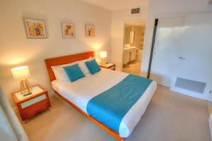 阿格奈什沃特帕维廉思1770酒店的一间卧室配有一张带蓝色枕头的大床