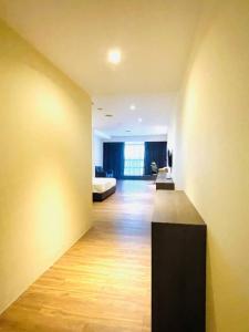 吉隆坡Imperial Regency Suites & Hotel Petaling Jaya的客厅配有沙发和一张位于房间的床