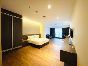吉隆坡Imperial Regency Suites & Hotel Petaling Jaya的配有床和书桌的酒店客房