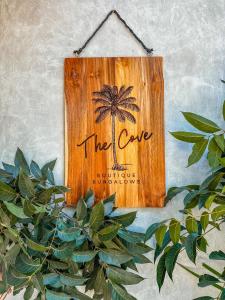 吉利阿尔The Cove Gili Air的挂在墙上的棕榈树标志