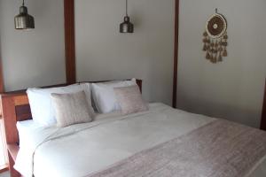 吉利阿尔The Cove Gili Air的卧室配有白色的床和2个枕头
