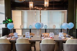 济南The COLI Hotel Jinan的用餐室配有带气球的桌子