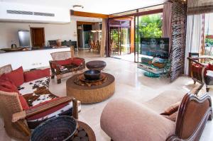 拉普拉亚蒂陶洛Tauro Villas的客厅配有家具和平面电视。