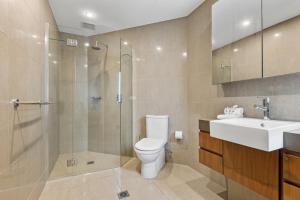 木麻黄Cotton Beach 53 by Kingscliff Accommodation的带淋浴、卫生间和盥洗盆的浴室