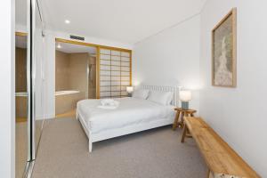 木麻黄Cotton Beach 53 by Kingscliff Accommodation的一间卧室设有一张床和一个步入式淋浴间。
