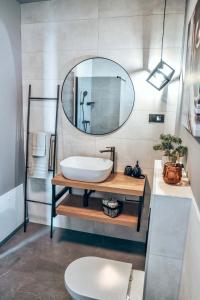 普拉Villa IVaLA的一间带水槽和镜子的浴室