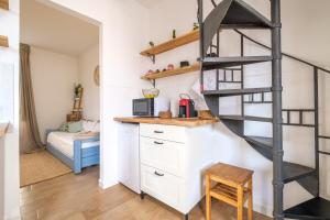 斯帕达福拉Mira casa的一间设有厨房和螺旋楼梯的客房