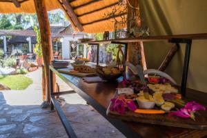 OtaviGabus Safari Lodge的一张长桌子,上面有食物