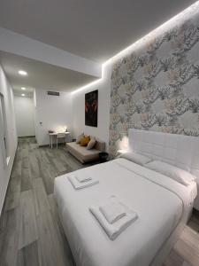 马德里CH TANEZ CAROLINA a的白色卧室设有一张大床和一张沙发